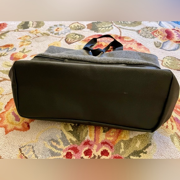 DSW Gray Wool Like Fabric/Faux Pebbled Leather Weekender Bag OS - Picture 5 of 7